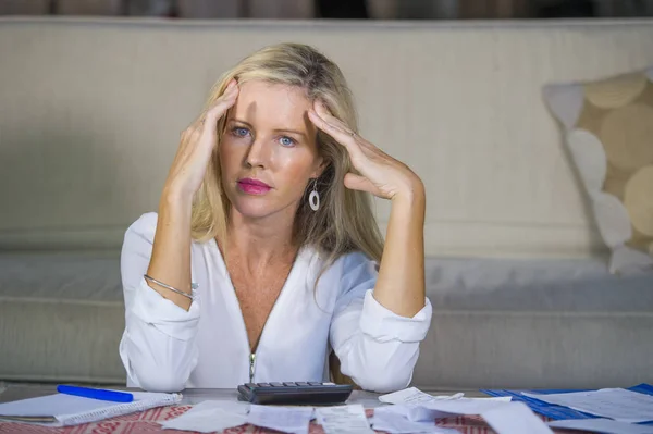 Attraente Donna Bionda Preoccupata Disperata Che Calcola Spese Denaro Nazionale — Foto Stock