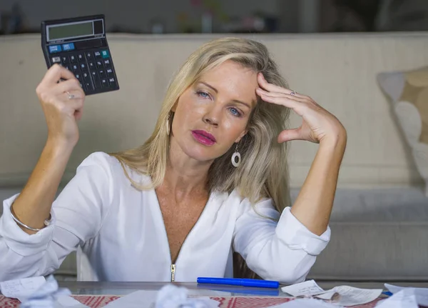 evrak ve banka hesap makinesi stres mali sorun ve depresyon ile muhasebe faturaları yapıyor yerli para giderleri hesaplanmasında çekici endişeli ve umutsuz sarışın kadın