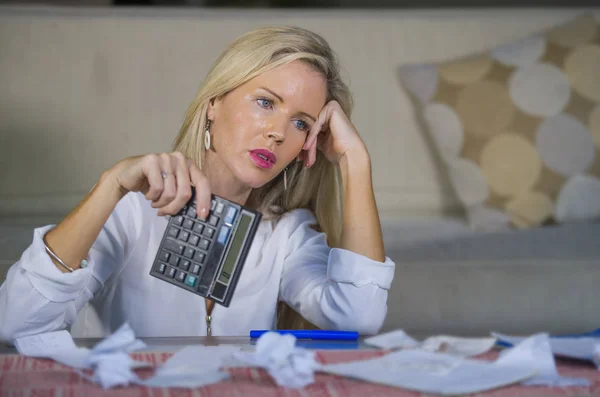 Aantrekkelijke Bang Wanhopig Blonde Vrouw Berekening Van Binnenlandse Geld Uitgaven — Stockfoto