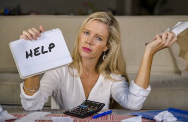 Yurtiçi giderleri ve vergi ödemeleri bütçe sorunu ve stres mali muhasebe hesap makinesi ile hesaplama Not defteri tutan beyaz 40'lı kadın vurguladı ve endişeli