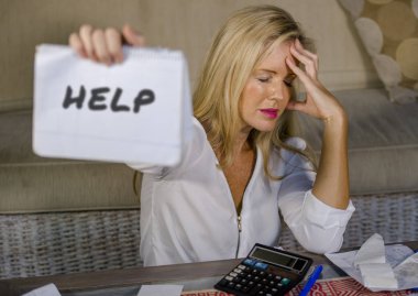 40'lı vurguladı ve endişeli para bütçe sorunu ve mali yurtiçi giderleri ve vergi ödemeleri hesaplamak yardım muhasebe hesap makinesi ile stres için Not defteri soran tutan kadın