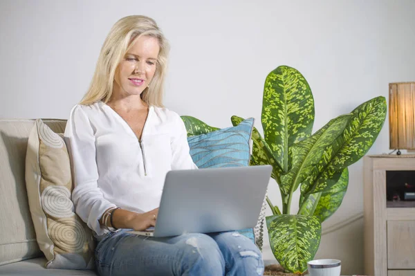 Beautiful Happy Elegant Blond Woman Early 40S Relaxed Home Living — Stock Photo, Image