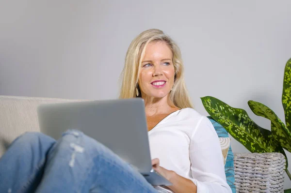 Mooi Gelukkig Elegante Blonde Vrouw Vroeg 40S Ontspannen Thuis Woonkamer — Stockfoto