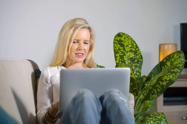 Mooi Gelukkig Elegante Blonde Vrouw Vroeg 40S Ontspannen Thuis Woonkamer — Stockfoto