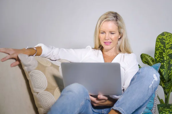 Beautiful Happy Elegant Blond Woman Early 40S Relaxed Home Living — Stock Photo, Image