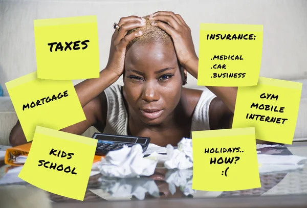 絶望と挫折黒アフロ アメリカ人女性国内会計費用とストレスや金融問題に苦しんでいる支払いを計算する税金を支払うお金が心配 — ストック写真