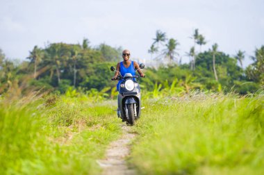 genç çekici turistik afro Amerikalı siyah kadın boyunca yeşil pirinç tarlaları ücretsiz onun scooter özgürlük ve tatil macera gezi konsepti üzerinde gülümseyen güzel Asya kırsal mutlu motosiklet sürme
