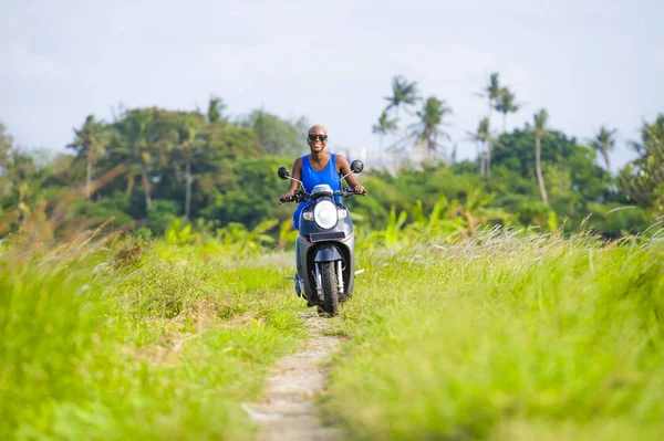 genç çekici turistik afro Amerikalı siyah kadın boyunca yeşil pirinç tarlaları ücretsiz onun scooter özgürlük ve tatil macera gezi konsepti üzerinde gülümseyen güzel Asya kırsal mutlu motosiklet sürme