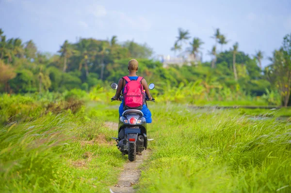 genç çekici turistik afro Amerikalı siyah kadın boyunca yeşil pirinç tarlaları ücretsiz onun scooter özgürlük ve tatil macera gezi konsepti üzerinde gülümseyen güzel Asya kırsal mutlu motosiklet sürme