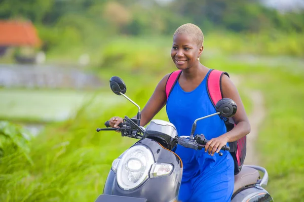 Joven Mochilero Atractivo Turista Afroamericano Mujer Negra Montando Moto Feliz — Foto de Stock