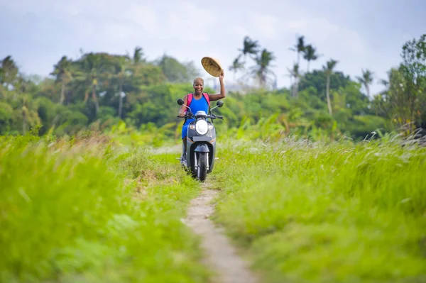 Motosiklet Asya geleneksel şapka ile ücretsiz tatil macera zevk onun scooter üzerinde gülümseyen yeşil pirinç tarlaları boyunca mutlu sürme genç çekici backpacker turist afro Amerikalı siyah kadın
