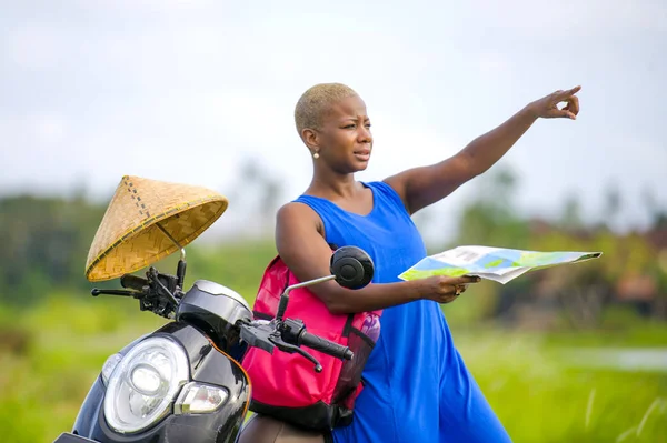 Fiatal Szép Boldog Fekete Afro Amerikai Turista Robogó Motor Látszó — Stock Fotó