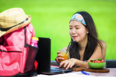 genç çekici ve mutlu Asya gibi online sosyal medya blogger kavramı seyahat dijital göçebe açık havada çalışan dizüstü bilgisayar başarı işinde neşeli gülümseyen ile rahat Korece