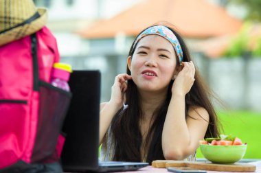 genç çekici ve mutlu Asya gibi online sosyal medya blogger kavramı seyahat dijital göçebe açık havada çalışan dizüstü bilgisayar başarı işinde neşeli gülümseyen ile rahat Korece