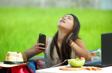 Genç güzel ve mutlu Asya çalışan dijital göçebe kadın açık havada kahve dükkanı masada dizüstü bilgisayar ve cep telefonu Internet online iş ile rahat Korece blogger seyahat 