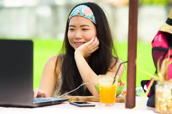 Unga Attraktiva Och Glad Asiatiska Koreanska Digital Nomad Arbetar Utomhus — Stockfoto
