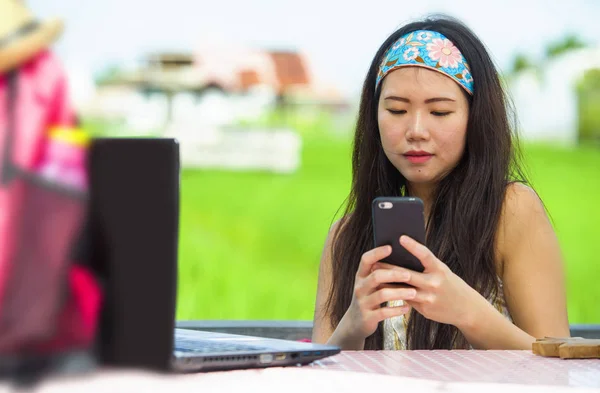 Joven Hermosa Feliz Asiático Coreano Digital Nómada Mujer Trabajando Relajado —  Fotos de Stock