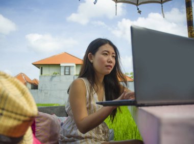 Genç güzel ve mutlu Asya dijital göçebe veya açık havada dizüstü bilgisayar Internet serbest iş iş ve yaşam tarzı kavramı içinde neşeli gülümseyen ile ağ Koreli turist kadın