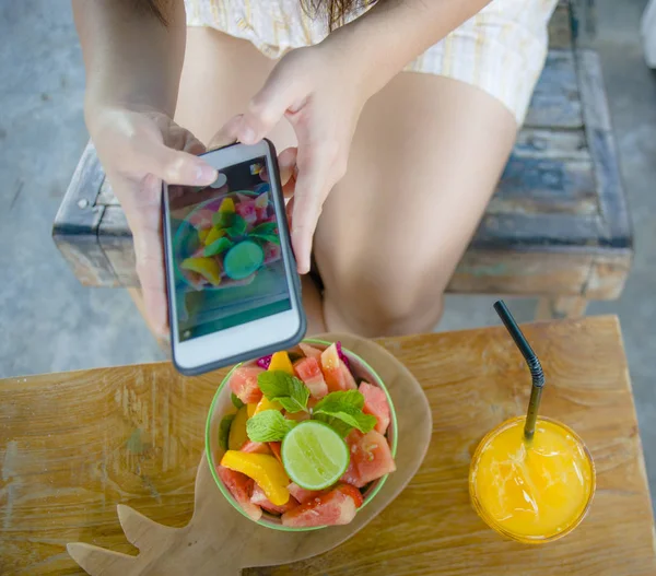 El cep telefonu ekran alarak resmi meyve salatası ve portakal suyu sağlıklı beslenme yaşam tarzı ve gıda İnceleme blogger kavram olarak internet sosyal medya uygulaması üzerinde paylaşım için olan yukarıya kapatmak