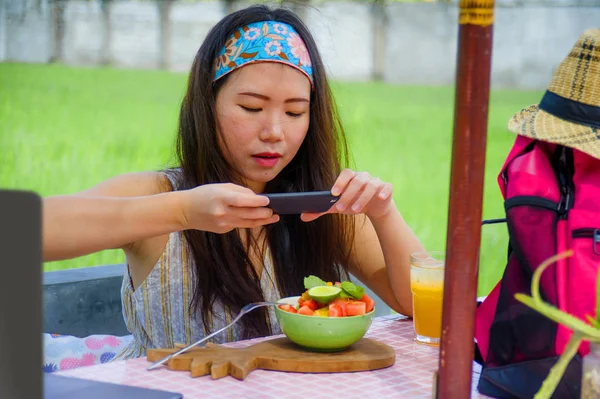 Молодая Счастливая Симпатичная Цифровая Кочевница Азиатская Китаянка Фотографирует Фруктовый Салат — стоковое фото