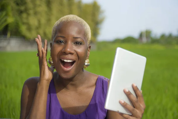 Fiatal Vonzó Boldog Sikeres Fekete Afro Amerikai Segítségével Tablet Pad — Stock Fotó