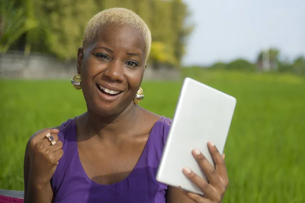 매력적이 성공적인 아프리카 디지털 온라인 미디어 미소에 야외에서 태블릿 패드를 — 스톡 사진