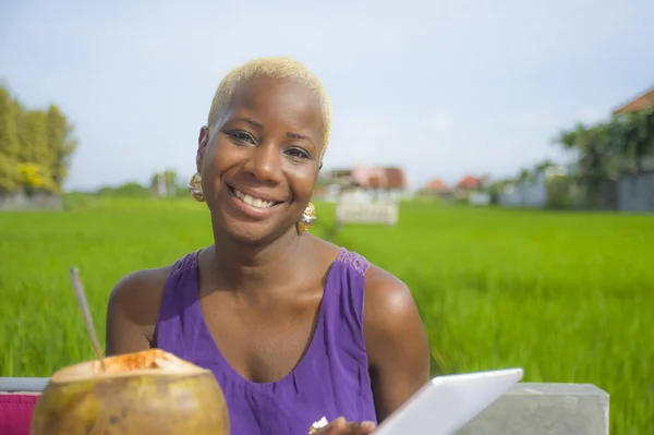 Fiatal Vonzó Boldog Sikeres Fekete Afro Amerikai Dolgozó Szabadban Ivás — Stock Fotó