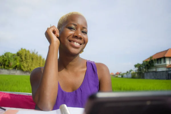 Fiatal Vonzó Boldog Sikeres Fekete Afro Amerikai Munka Digitális Tábla — Stock Fotó