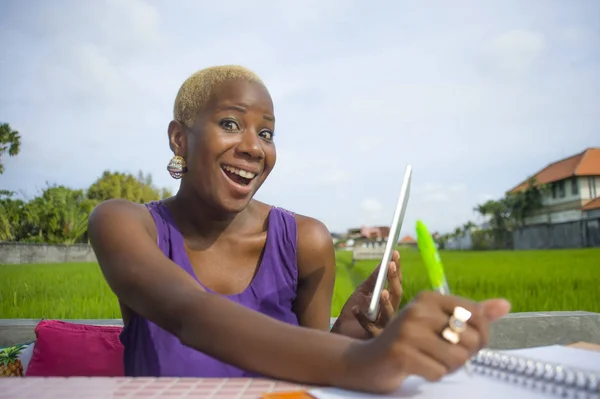 매력적이 성공적인 아프리카 디지털 성공과 온라인 프리랜서 미소에 디지털 태블릿 — 스톡 사진