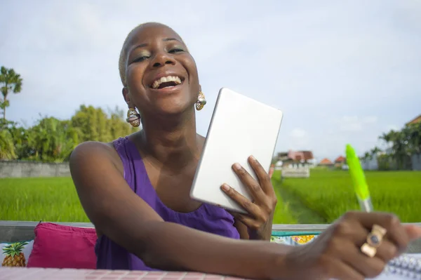 매력적이 성공적인 아프리카 디지털 성공과 온라인 프리랜서 미소에 디지털 태블릿 — 스톡 사진