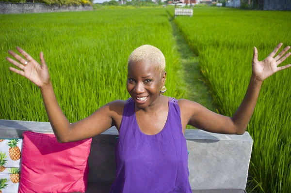 Fiatal Vonzó Boldog Fekete Afro Amerikai Szabadban Háttéren Zöld Mező — Stock Fotó