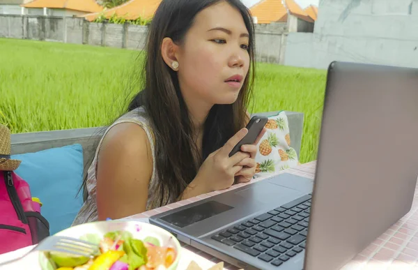Молодая Красивая Счастливая Азиатская Кореянка Работает Открытом Воздухе Ноутбуком Компьютерной — стоковое фото