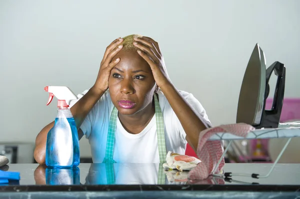 Giovane Bella Triste Disperata Donna Afroamericana Nera Sentirsi Stressato Lavorare — Foto Stock