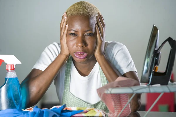 若い美しい悲しく 絶望的な黒人アフリカ系アメリカ人女性感強調採って主婦概念の国内労働ストレスと家庭の台所でイライラ作業 — ストック写真