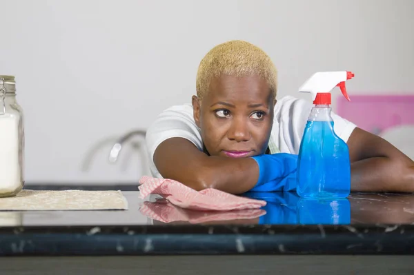 Jeune Belle Femme Noire Américaine Triste Déprimée Afro Avec Bouteille — Photo