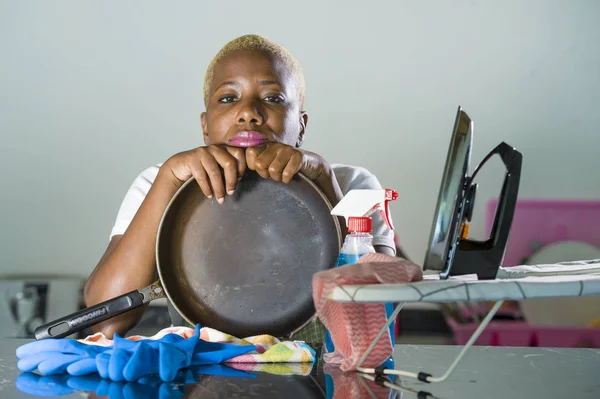 Joven Hermosa Mujer Negra Afroamericana Triste Deprimida Con Sartén Cocina — Foto de Stock