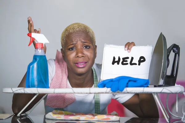 Isolado Jovem Atraente Infeliz Preto Afro Americano Mulher Cozinha Ferro — Fotografia de Stock