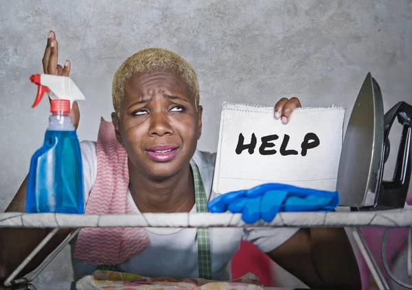 Jonge Aantrekkelijke Ongelukkig Zwarte Afro Amerikaanse Vrouw Keuken Ijzeren Bord — Stockfoto