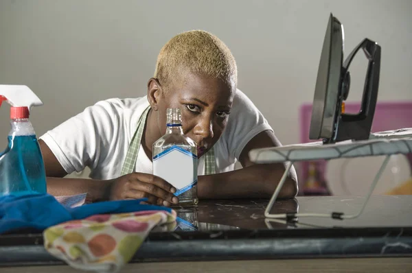 Portrét Mladé Nevyužité Opilý Alkoholické Černá Afro Americký Hospodyňky Pití — Stock fotografie