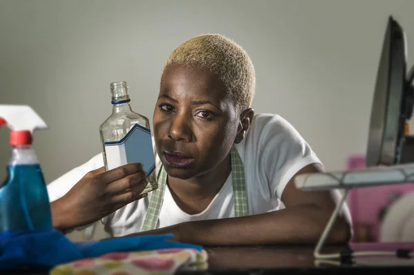Porträt Einer Jungen Verschwendeten Und Betrunkenen Schwarzen Afroamerikanischen Hausfrau Die — Stockfoto