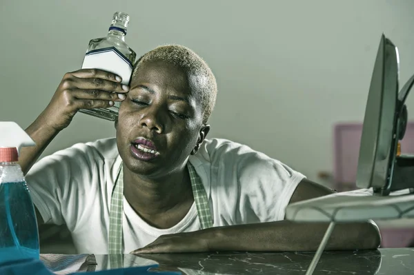 Retrato Jovem Desperdiçada Bêbada Alcoólica Negra Afro Americana Dona Casa — Fotografia de Stock
