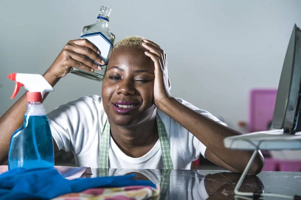 Retrato Jovem Desperdiçada Bêbada Alcoólica Negra Afro Americana Dona Casa — Fotografia de Stock