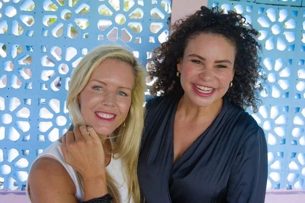 yaşam tarzı çekici beyaz kadın ve gülümseyen ve birlikte kız kavramında oynak gülüyor güzel afro latin karışık kız arkadaşlar genç güzel ve mutlu çift portresi