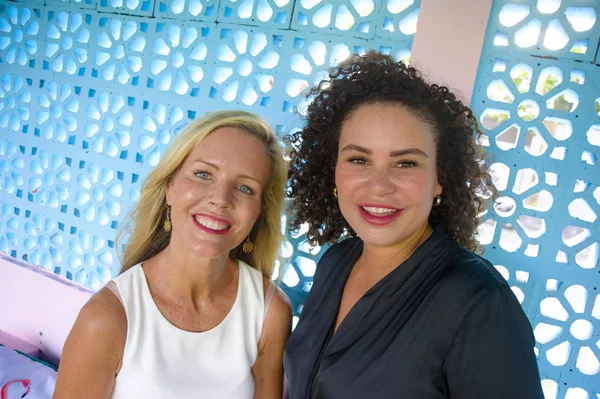 yaşam tarzı çekici beyaz kadın ve gülümseyen ve birlikte kız kavramında oynak gülüyor güzel afro latin karışık kız arkadaşlar genç güzel ve mutlu çift portresi