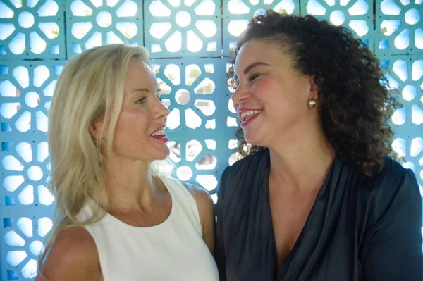 yaşam tarzı çekici beyaz kadın ve gülümseyen ve birlikte kız kavramında oynak gülüyor güzel afro latin karışık kız arkadaşlar genç güzel ve mutlu çift portresi