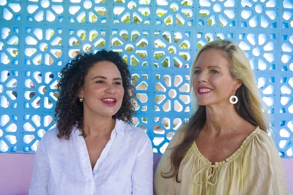 yaşam tarzı portre çekici beyaz kadın ve güzel afro arkadaşlar genç güzel ve mutlu çift latin kız birlikte çeşitlilik kız kavramında zevk karışık.