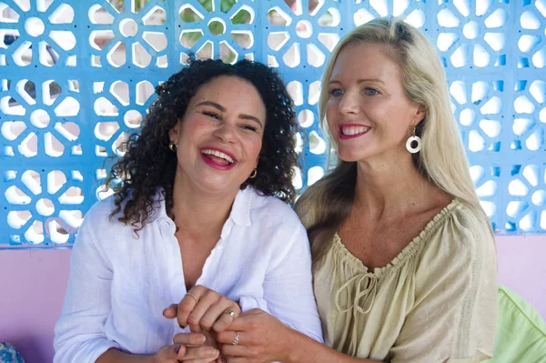 yaşam tarzı portre çekici beyaz kadın ve güzel afro arkadaşlar genç güzel ve mutlu çift latin kız birlikte çeşitlilik kız kavramında zevk karışık.