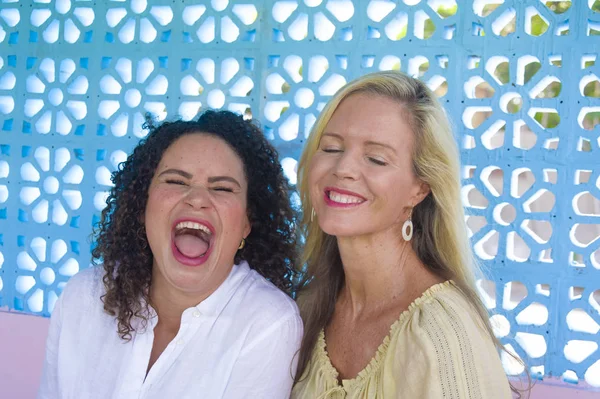 yaşam tarzı portre çekici beyaz kadın ve güzel afro arkadaşlar genç güzel ve mutlu çift latin kız birlikte çeşitlilik kız kavramında zevk karışık.