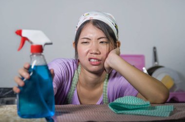 Genç oldukça çok çalışan ve hayal kırıklığına uğramış Asya iç temizlik ve ev mutfak yıkama çalışan hizmet hizmetçi kadın vurguladı Çin ve üzgün ev işleri ve temizlik stres