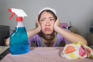 Genç oldukça çok çalışan ve hayal kırıklığına uğramış Asya iç temizlik ve ev mutfak yıkama çalışan hizmet hizmetçi kadın vurguladı Çin ve üzgün ev işleri ve temizlik stres